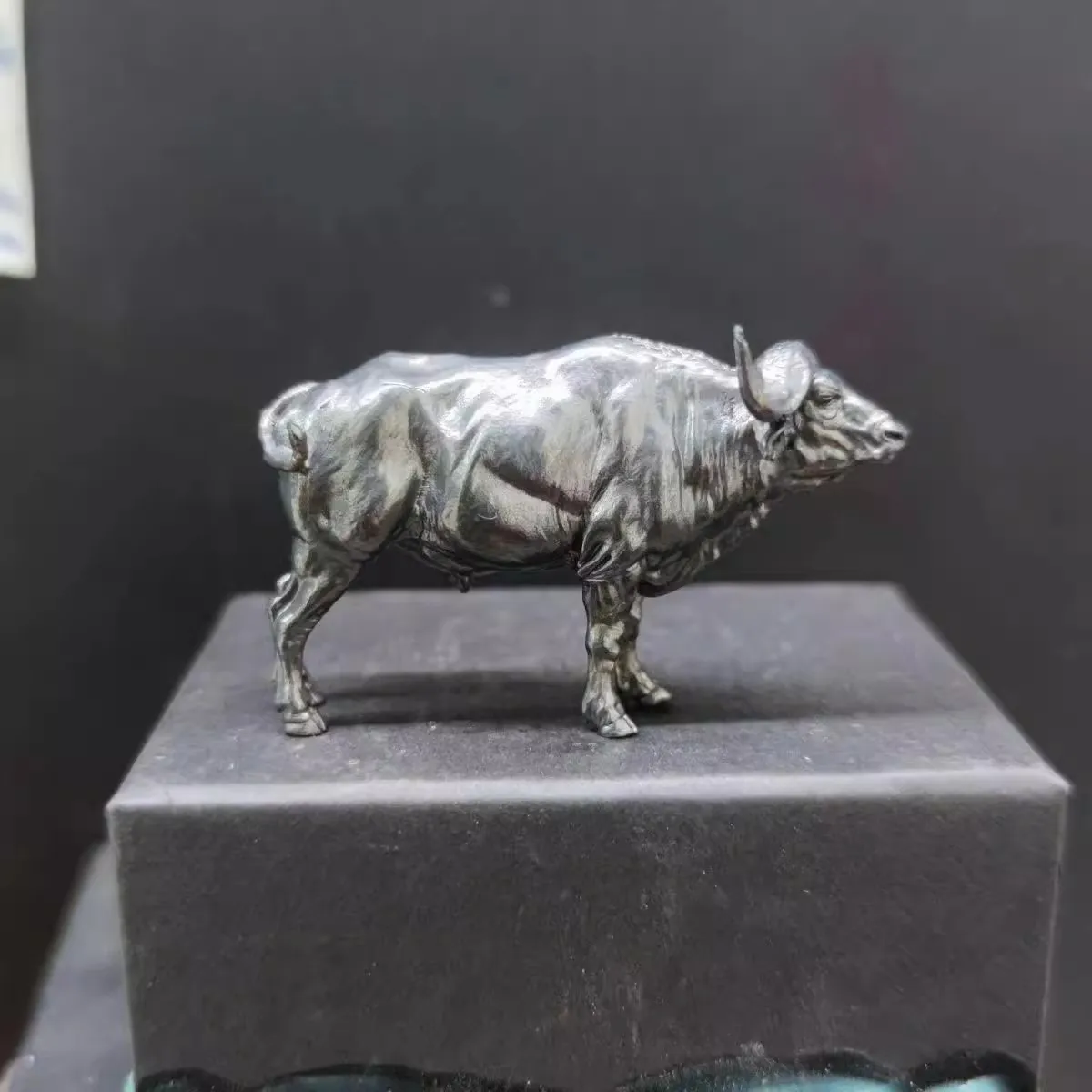 真鍮アフリカバッファロー彫刻、固体リアルな動物像卓上/オフィ - Vintage Collectible Furniture のレビューと価格